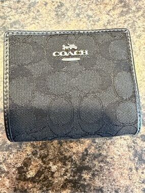 Coach Women's Medium Snap Wallet in Signature Jacquard (Black)
